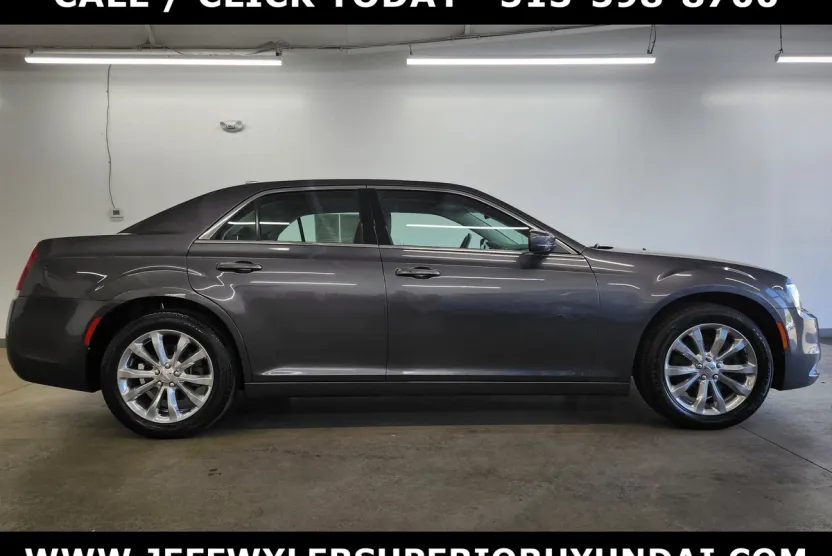2018 Chrysler 300 Touring photo 1