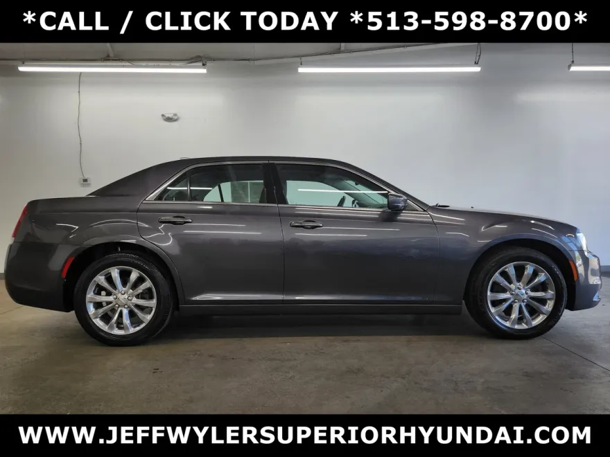 2018 Chrysler 300 Touring photo 1