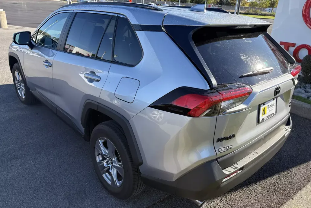 2022 Toyota RAV4 XLE photo 1