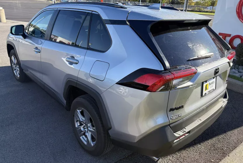 2022 Toyota RAV4 XLE photo 1