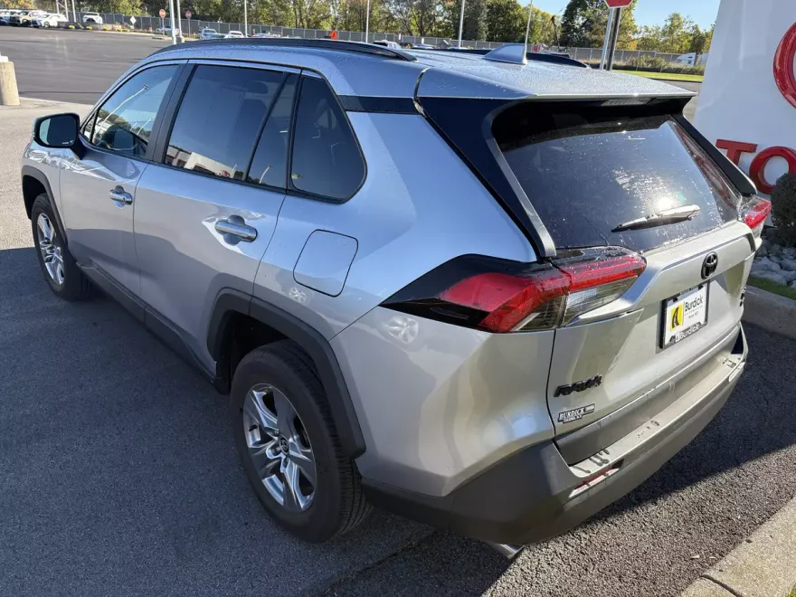 2022 Toyota RAV4 XLE photo 1