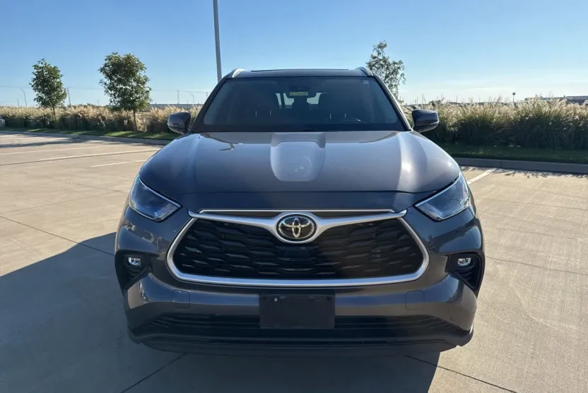 2022 Toyota Highlander XLE photo 1