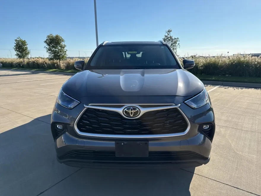 2022 Toyota Highlander XLE photo 1