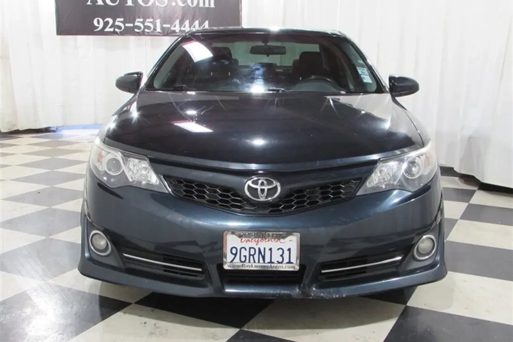 2014 Toyota Camry SE photo 1