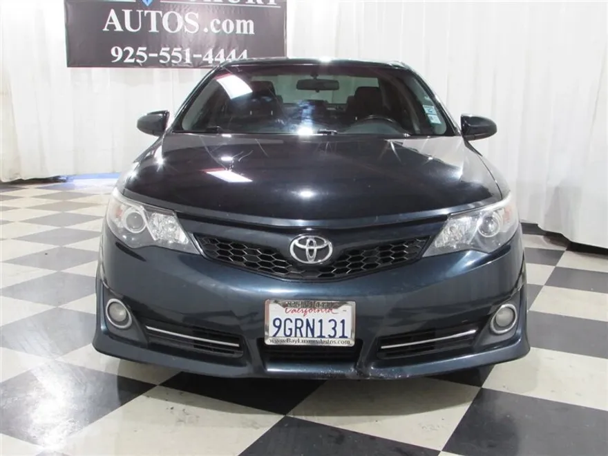 2014 Toyota Camry SE photo 1