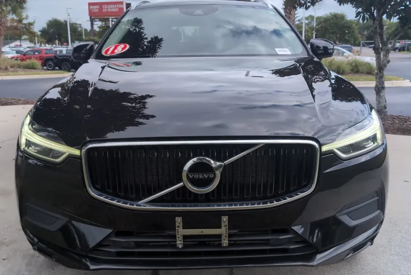 2018 Volvo XC60 Momentum photo 1
