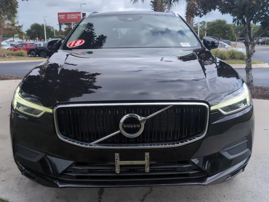 2018 Volvo XC60 Momentum photo 1
