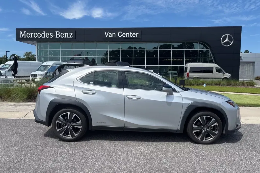 2020 Lexus UX 250h Premium photo 1