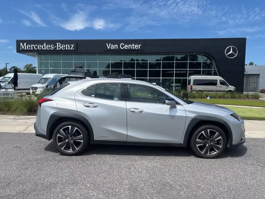 2020 Lexus UX 250h Premium photo 1
