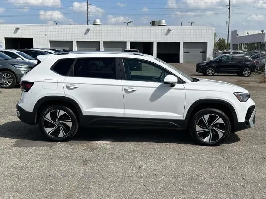 2025 Volkswagen Taos SE photo 1