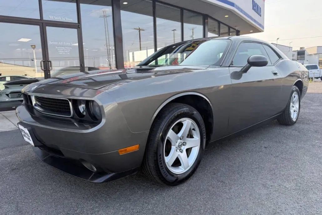 2010 Dodge Challenger SE photo 1