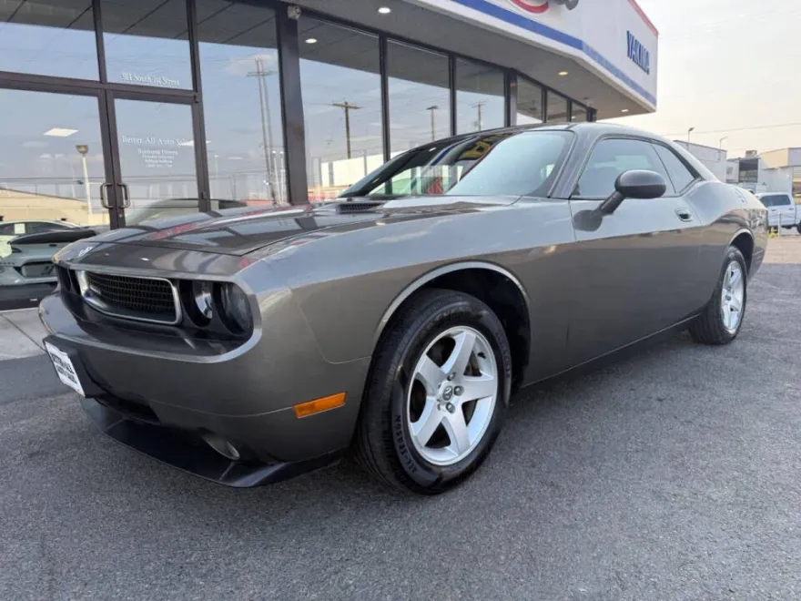 2010 Dodge Challenger SE photo 1