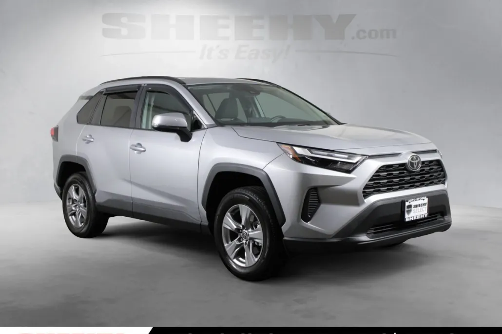 2022 Toyota RAV4 XLE photo 1