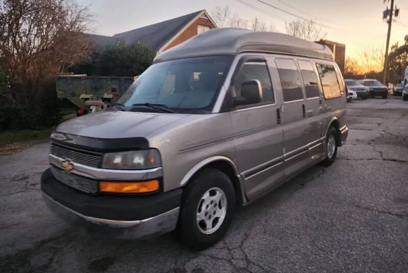 2004 Chevrolet Express 1500 Cargo photo 1