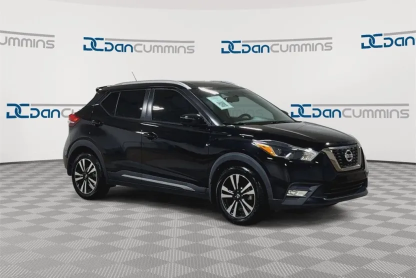 2019 Nissan Kicks SR photo 1