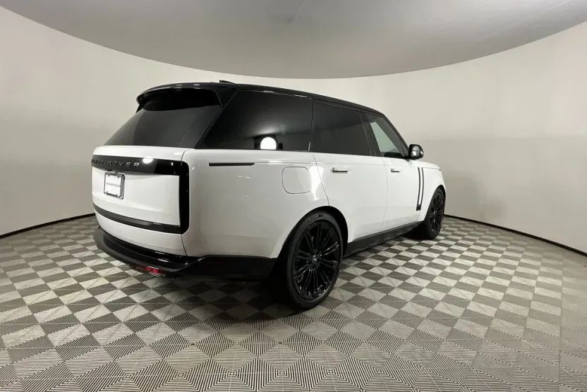 2025 Land Rover Range Rover SE photo 1