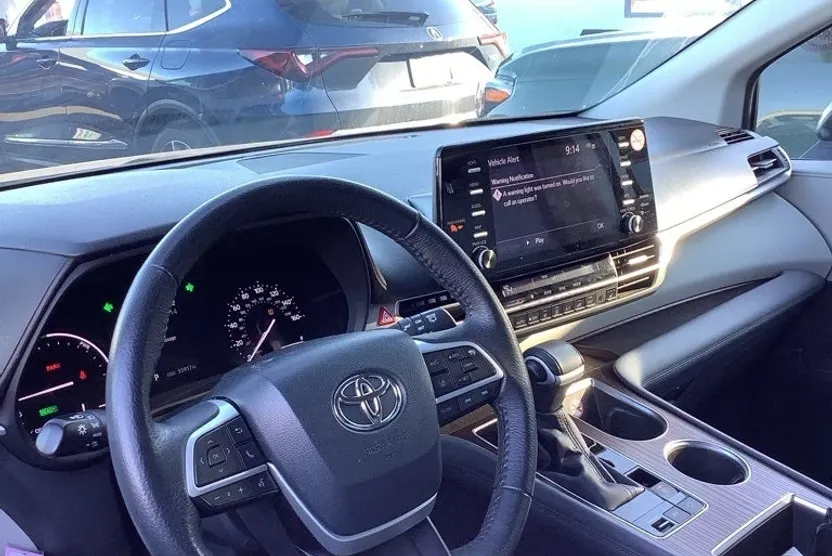 2023 Toyota Sienna XLE photo 1