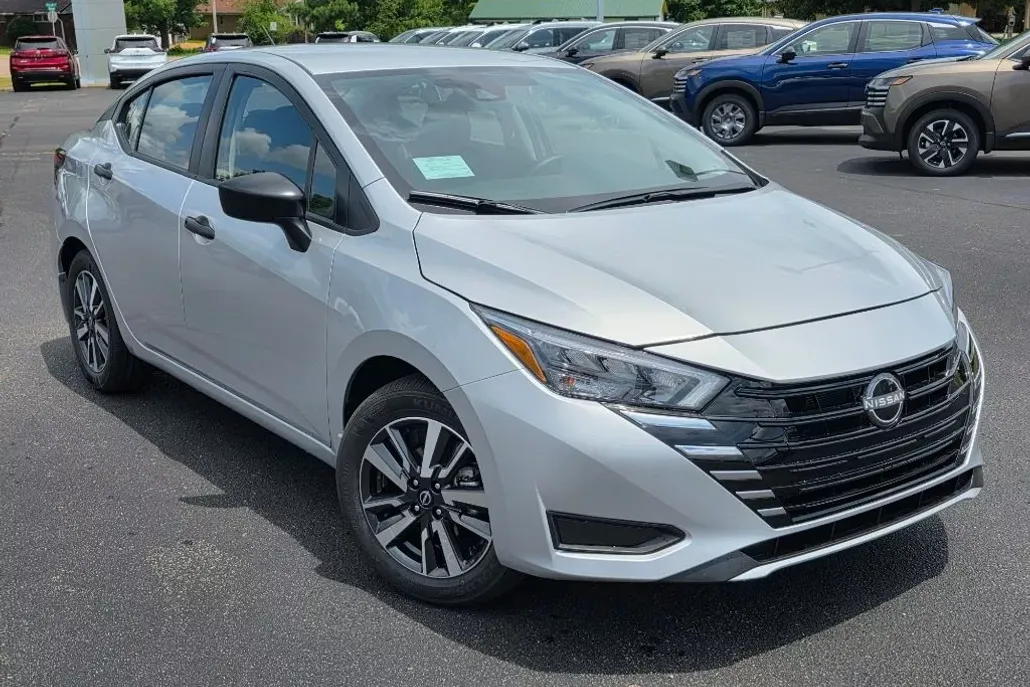 2025 Nissan Versa 1.6 S photo 1