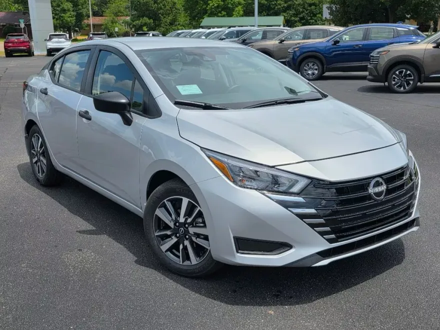 2025 Nissan Versa 1.6 S photo 1