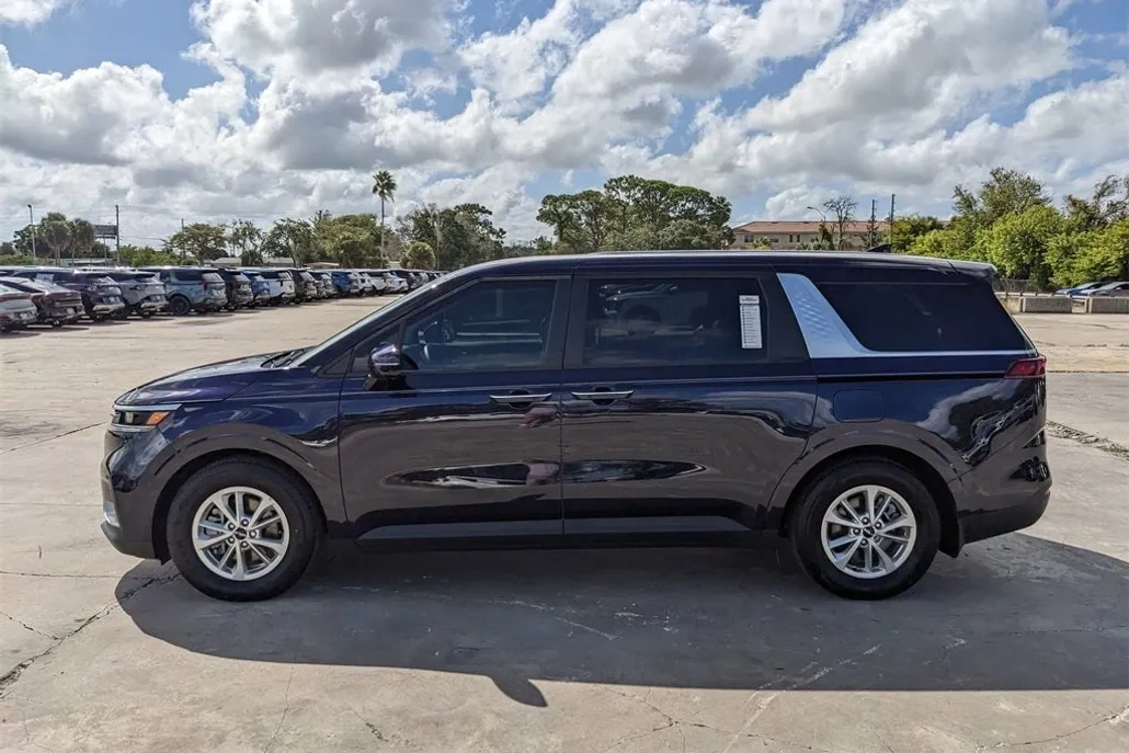 2024 Kia Carnival LX photo 1