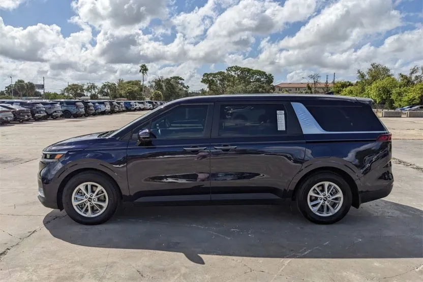 2024 Kia Carnival LX photo 1
