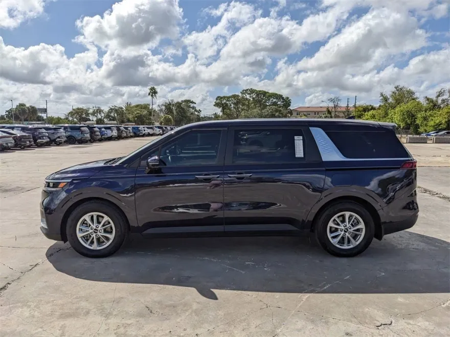 2024 Kia Carnival LX photo 1