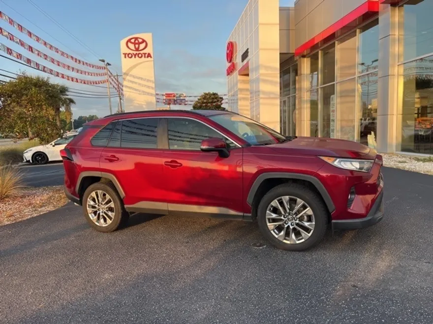 2019 Toyota RAV4 XLE Premium photo 1