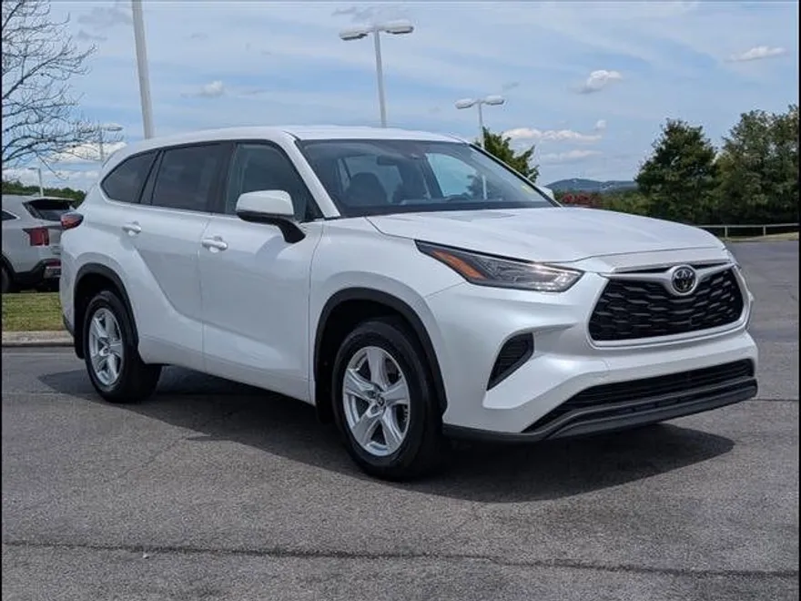 2023 Toyota Highlander L photo 1