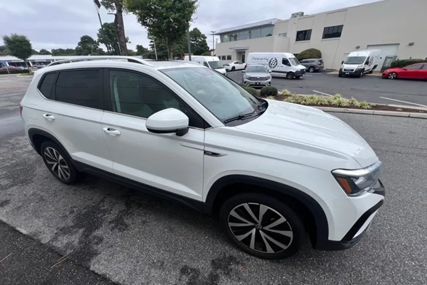 2022 Volkswagen Taos SE photo 1