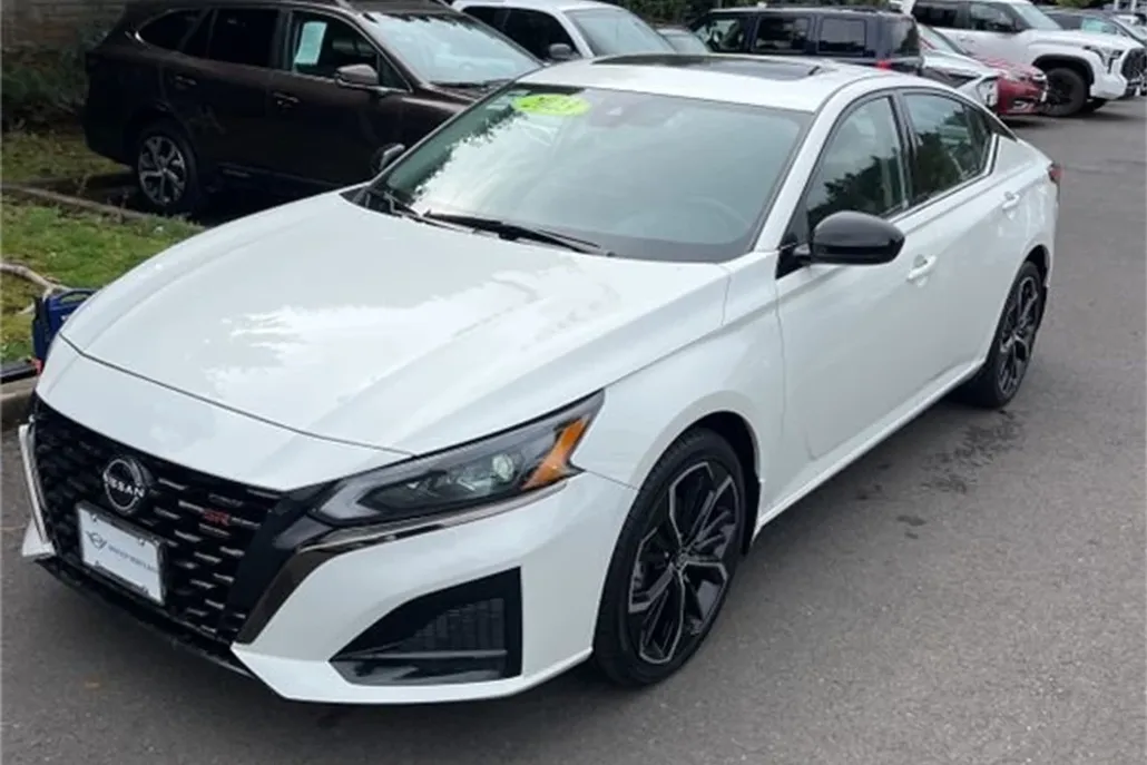2023 Nissan Altima 2.5 SR photo 1