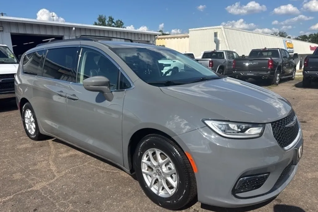 2022 Chrysler Pacifica Touring L photo 1