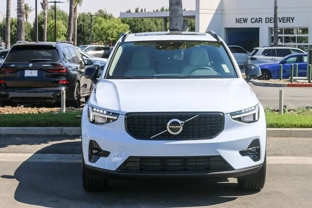 2026 Volvo XC40 Plus photo 1