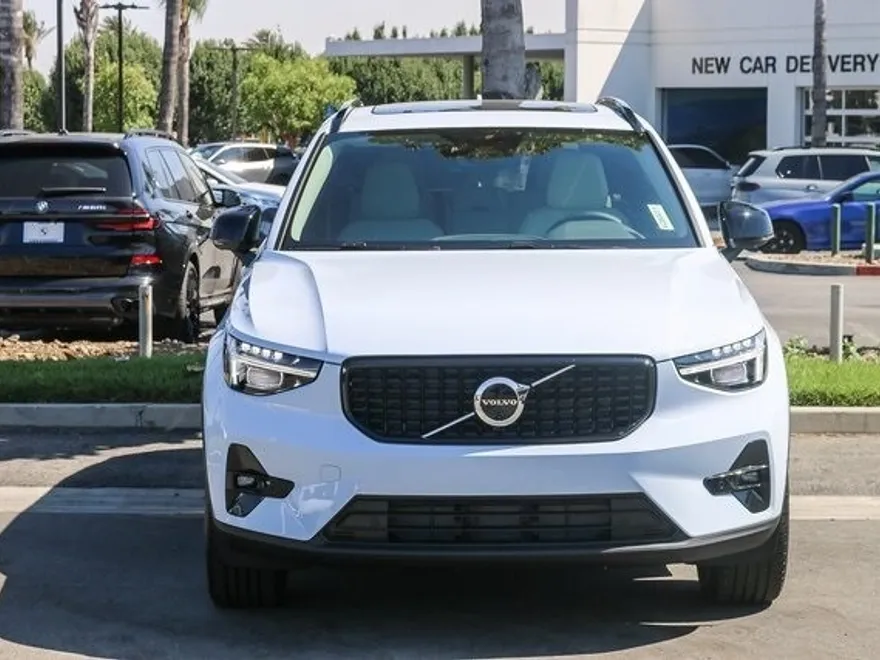 2026 Volvo XC40 Plus photo 1