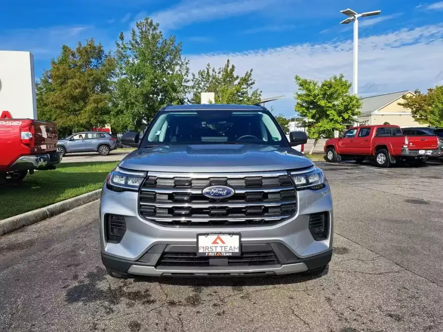 2025 Ford Explorer photo 1