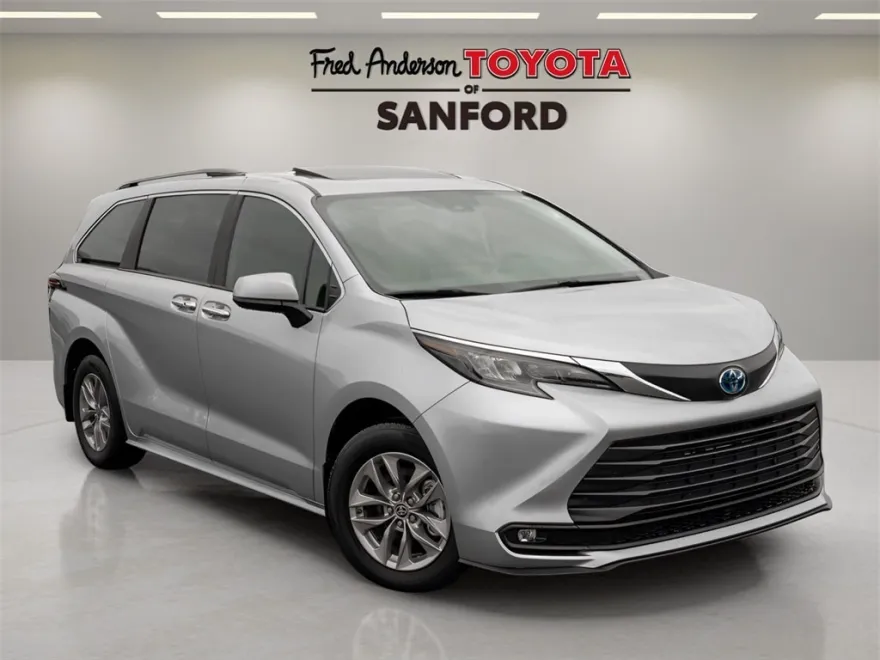 2025 Toyota Sienna XLE photo 1