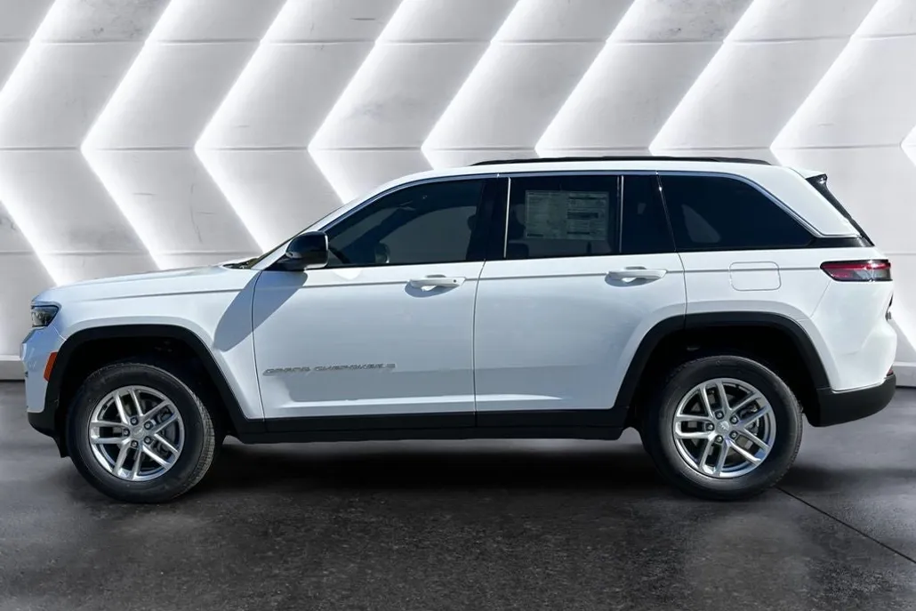 2025 Jeep Grand Cherokee Laredo X photo 1