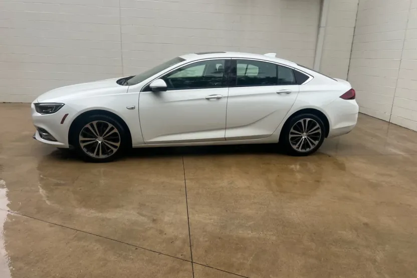 2019 Buick Regal Sportback Essence photo 1