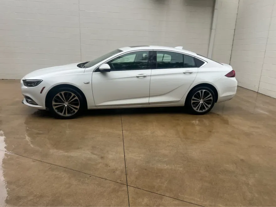 2019 Buick Regal Sportback Essence photo 1