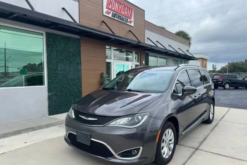 2019 Chrysler Pacifica Touring L photo 1