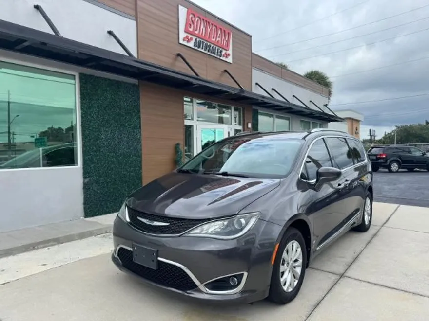 2019 Chrysler Pacifica Touring L photo 1