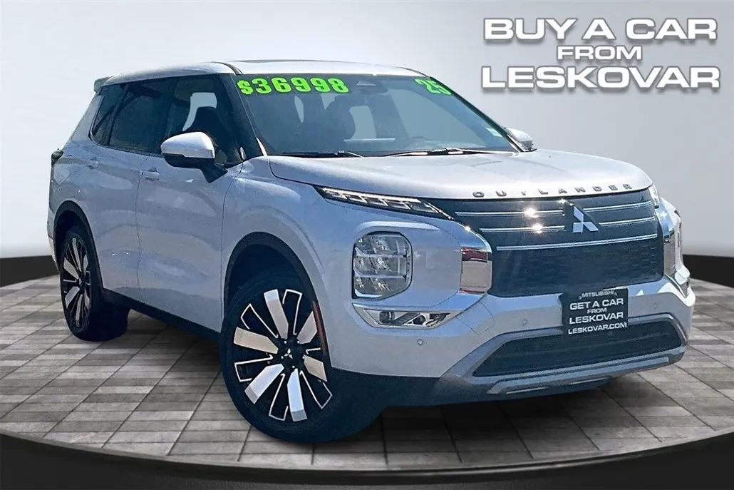 2025 Mitsubishi Outlander SE photo 1