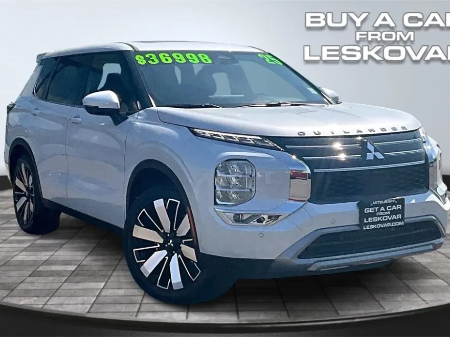 2025 Mitsubishi Outlander SE photo 1