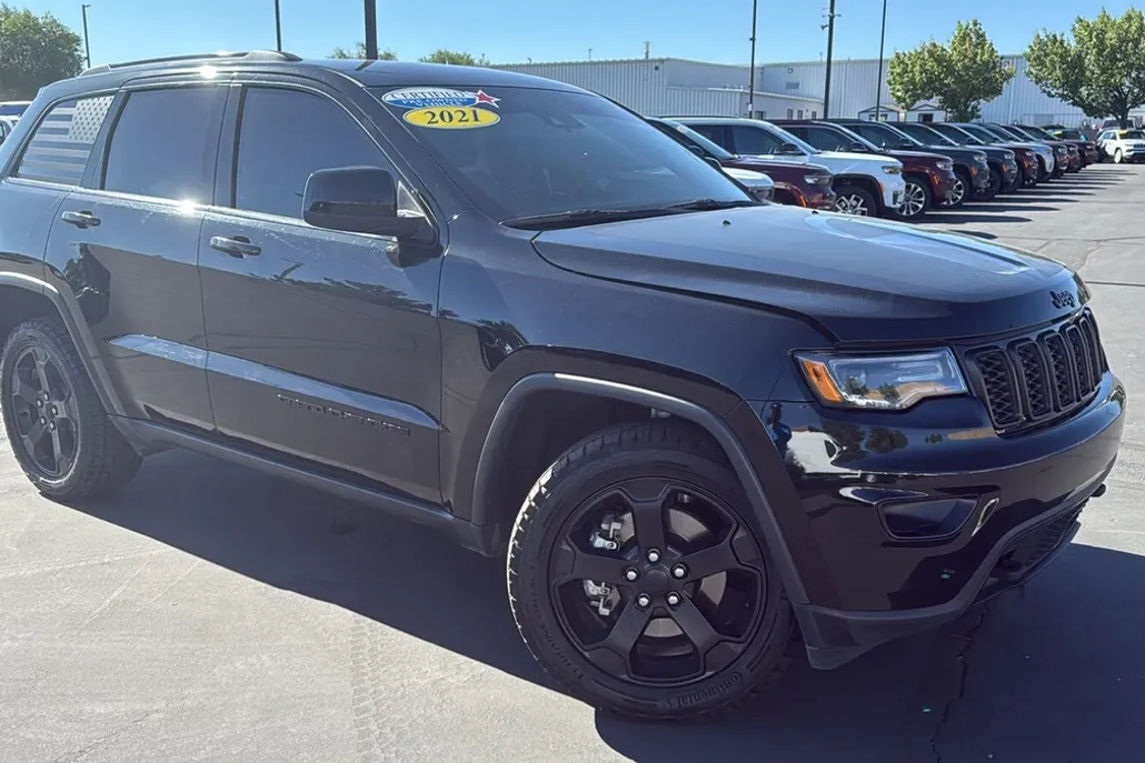 2021 Jeep Grand Cherokee Laredo photo 1