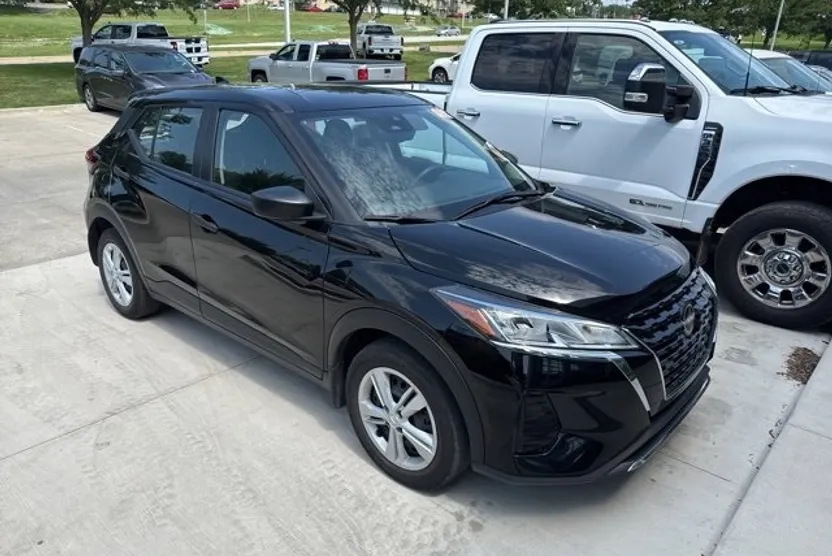 2022 Nissan Kicks S photo 1