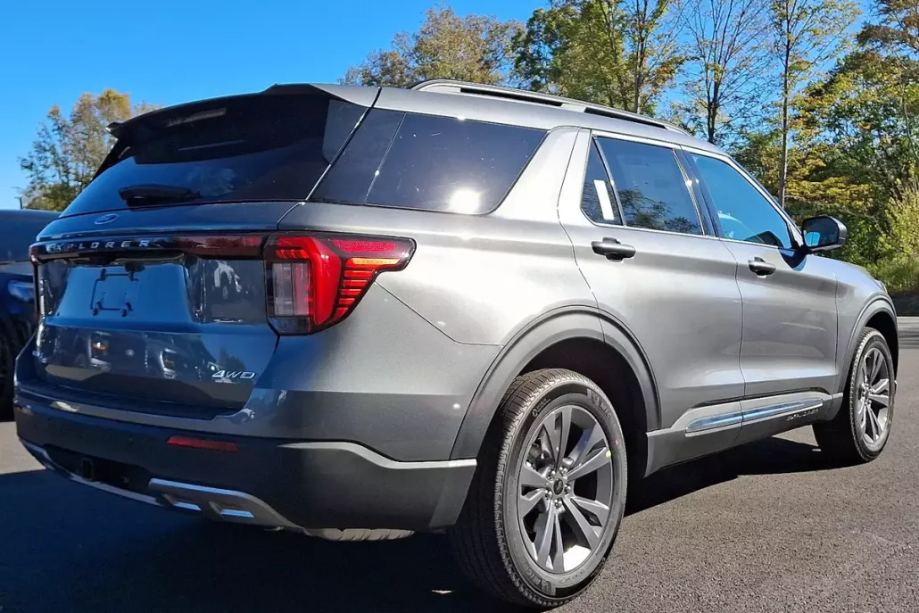 2025 Ford Explorer photo 1