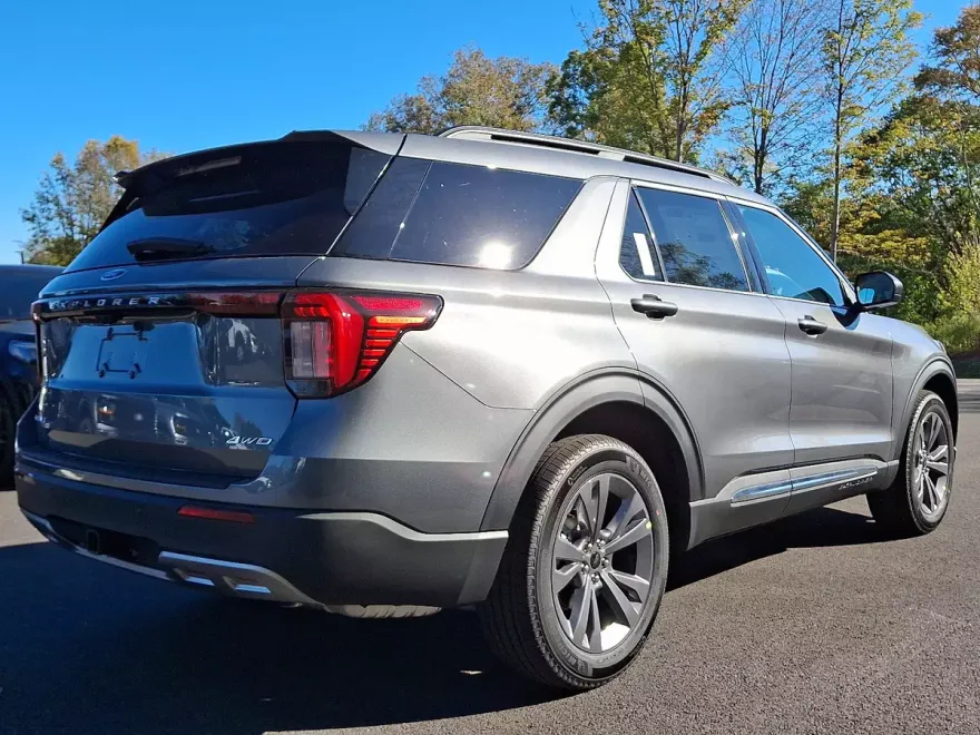 2025 Ford Explorer photo 1