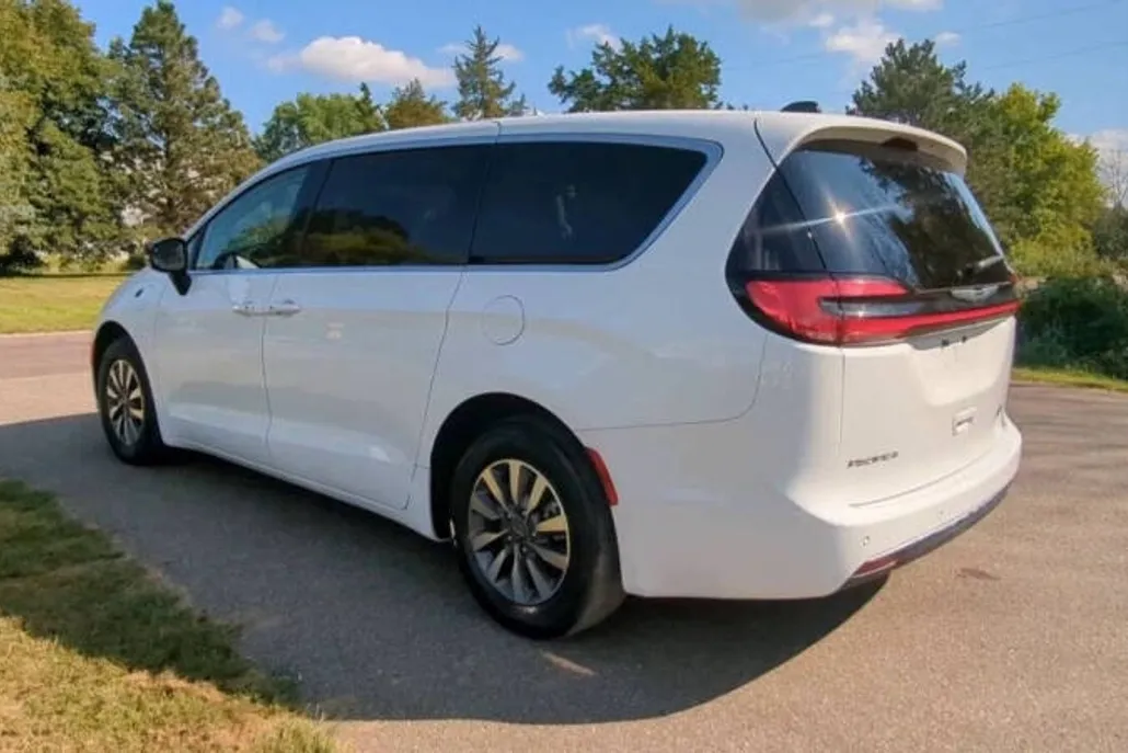 2024 Chrysler Pacifica Hybrid photo 1