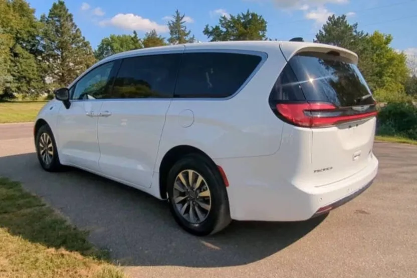 2024 Chrysler Pacifica Hybrid photo 1