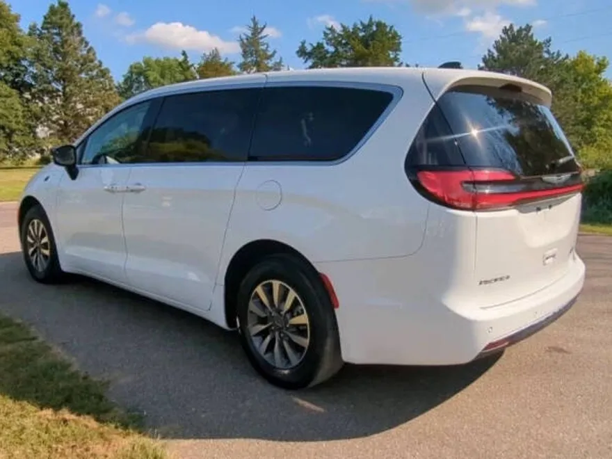 2024 Chrysler Pacifica Hybrid photo 1