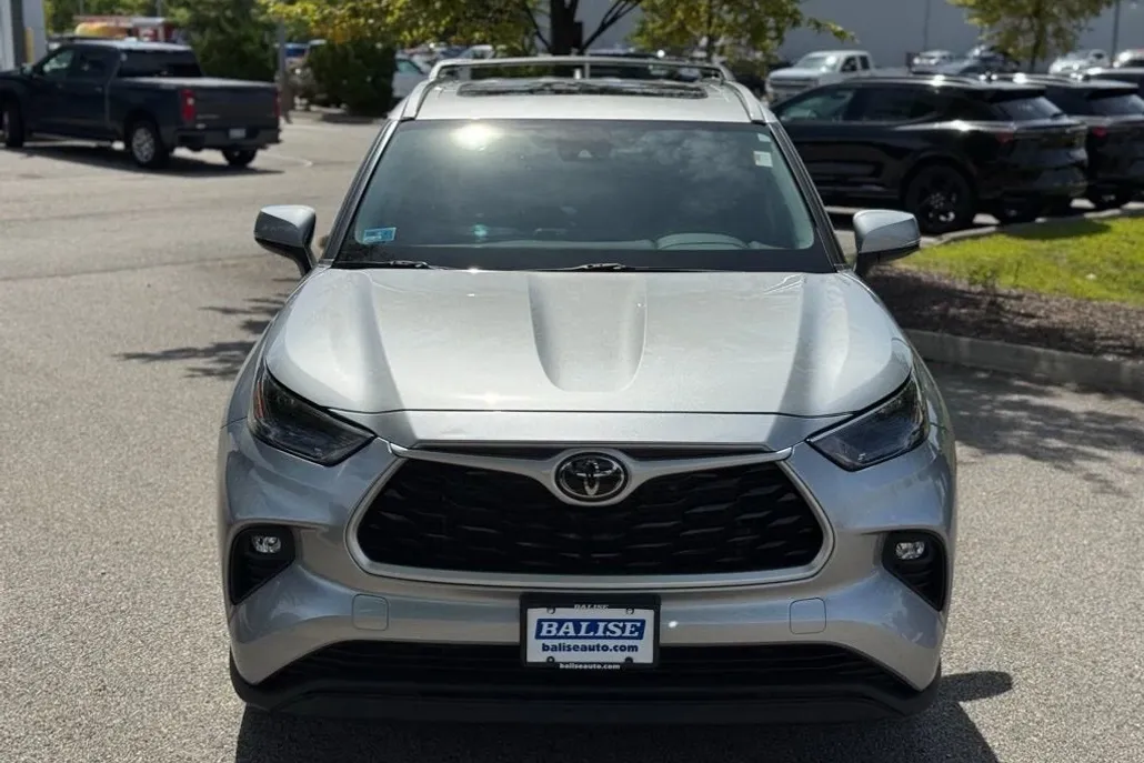 2022 Toyota Highlander XLE photo 1